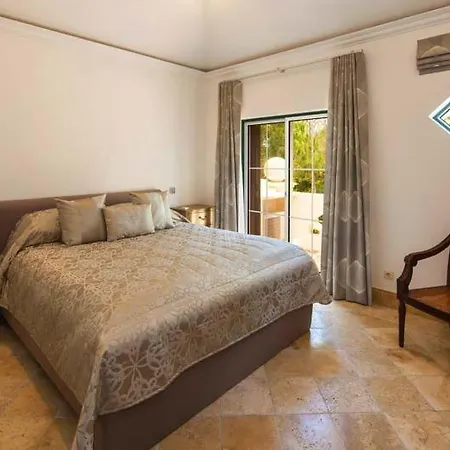 Sleeps 6 Air Con Wifi Villa
